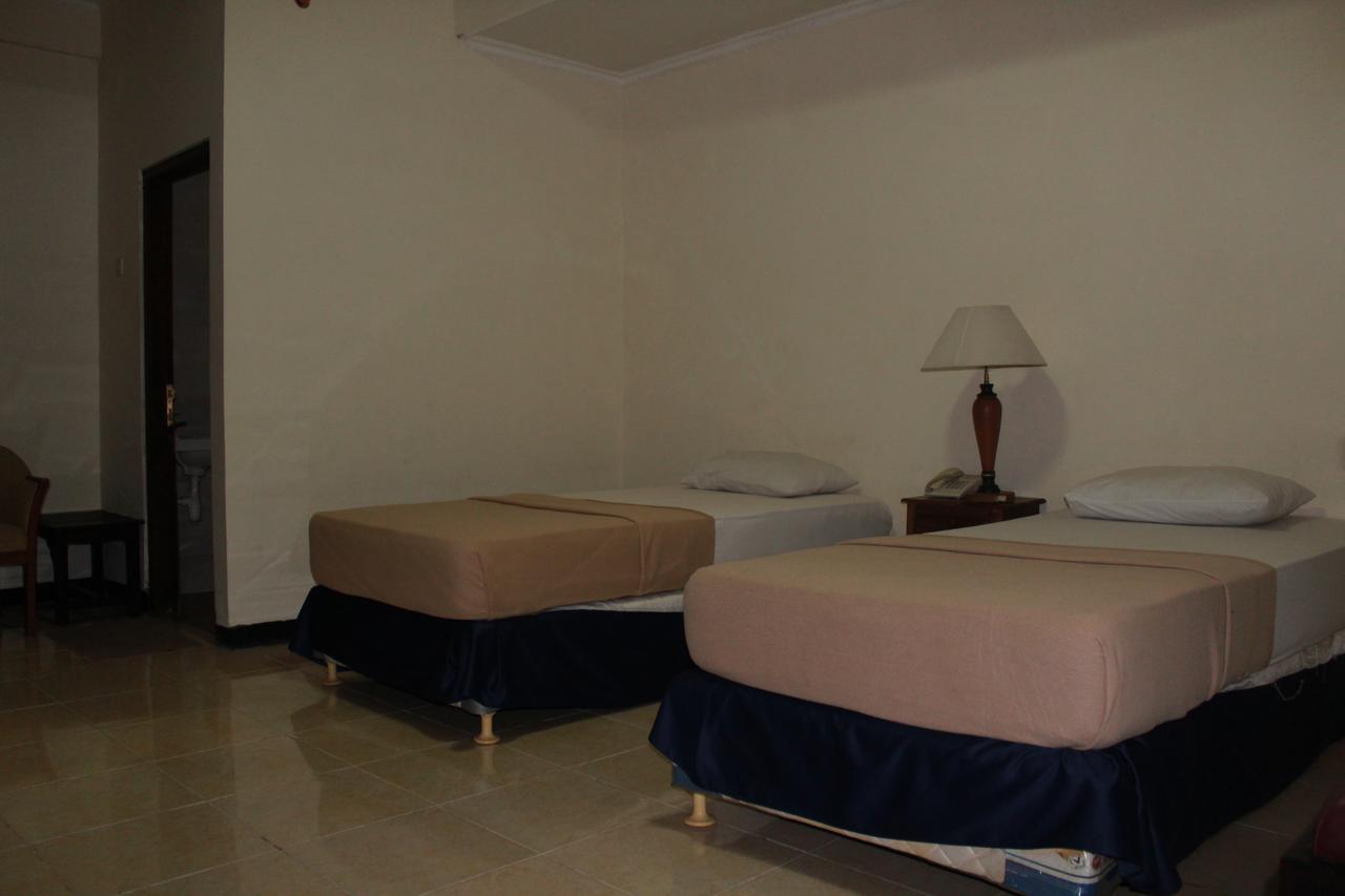 Simpang Tujuh Hotel Cepu Exterior foto