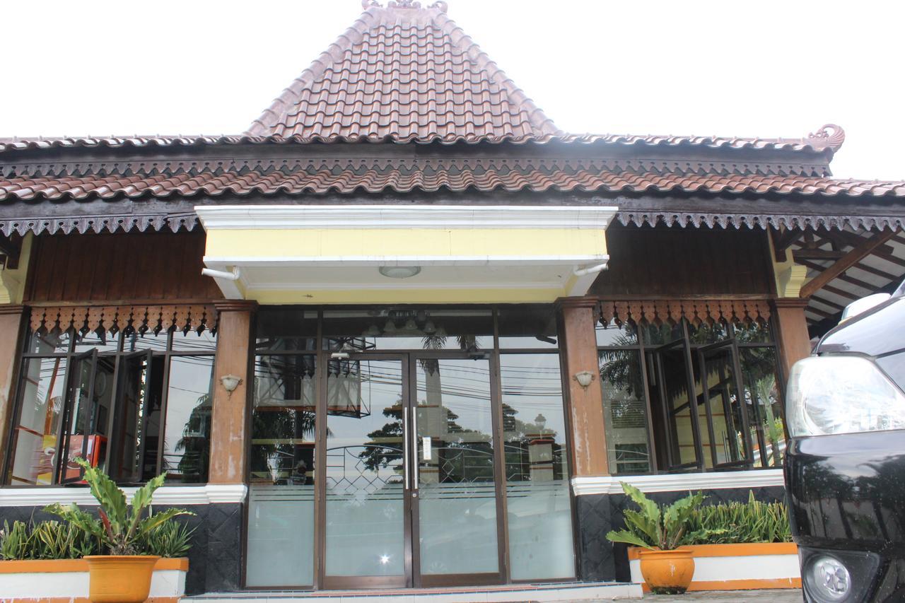Simpang Tujuh Hotel Cepu Exterior foto